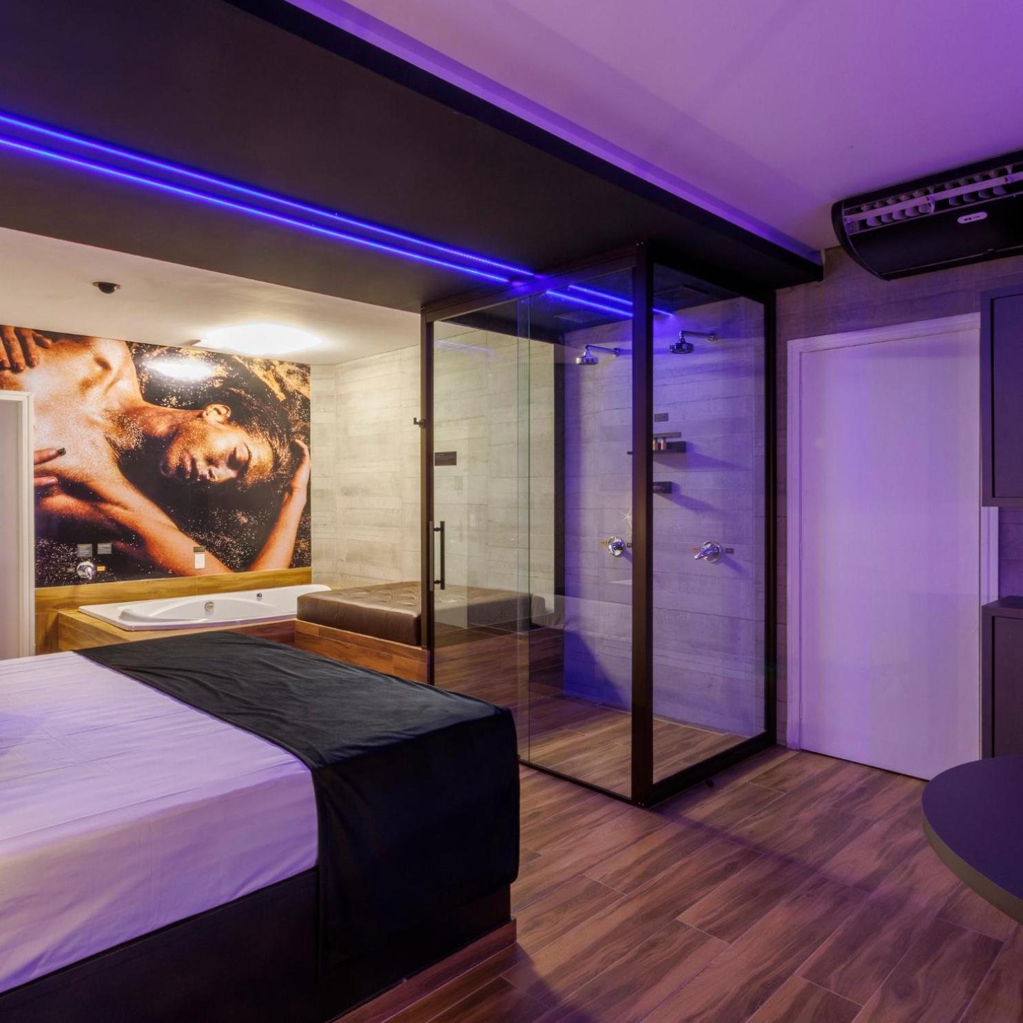 Suíte com Cama King-size e Banheira de Hidromassagem